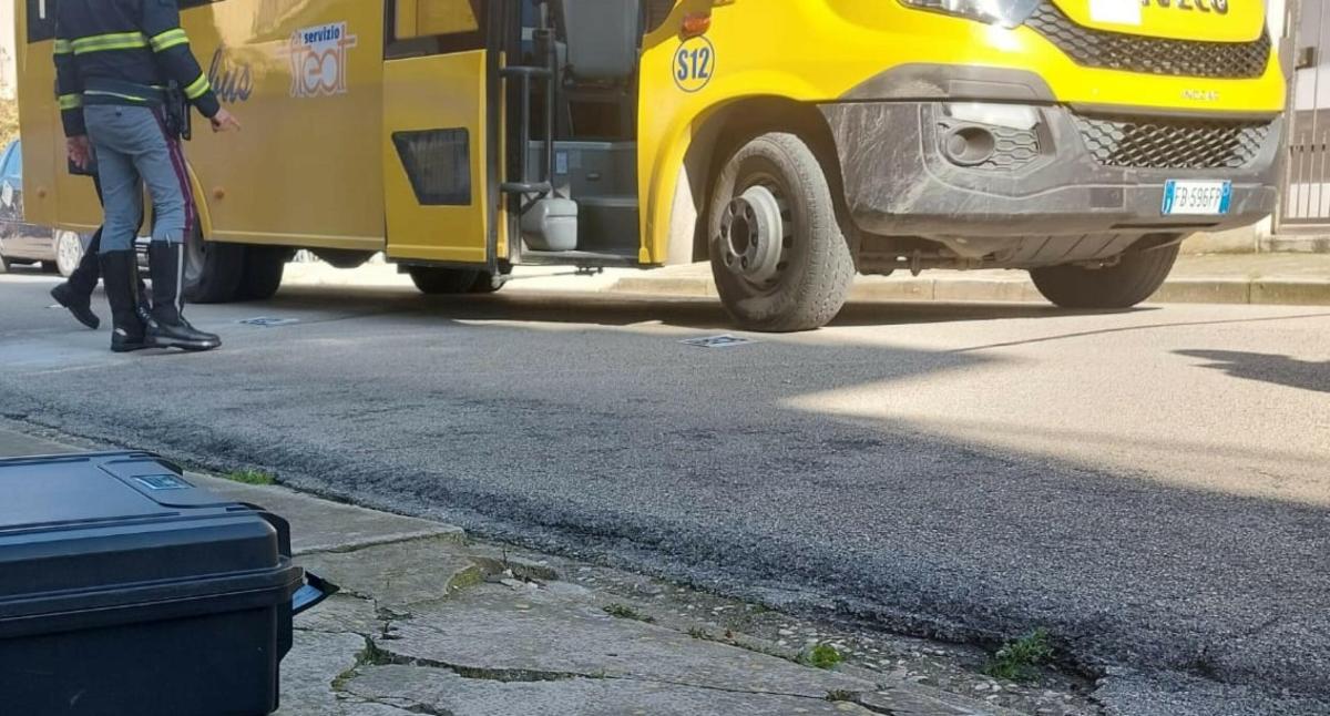 Teramo, due autisti di scuolabus positivi alla cocaina: ritirata la patente