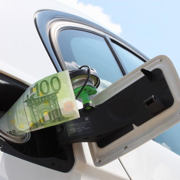 Prezzo benzina e diesel in aumento oggi in Italia, effetto sconto accise sul carburante