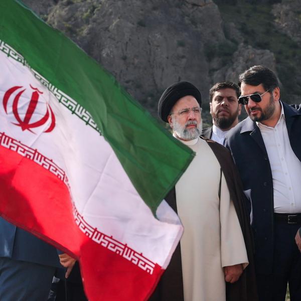 Iran, incidente in elicottero per Raisi, Khamenei: “Dio lo riporti tra le braccia della nazione”. Trovato il veicolo ma nessuna informazione sul presidente