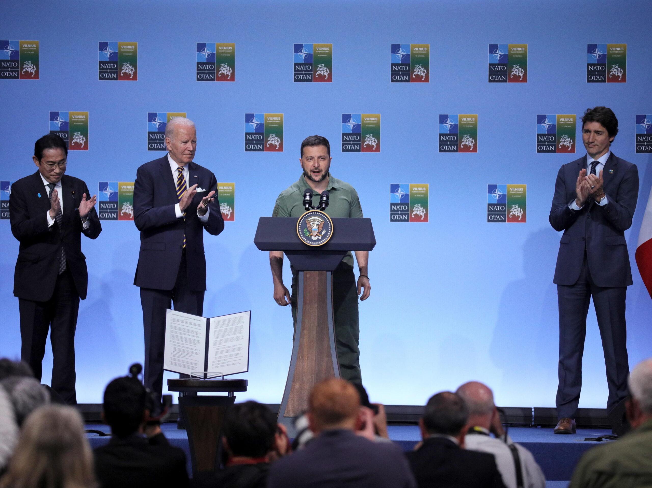 Vertice Nato a Vilnius, Biden incontra Zelensky: “Il futuro di Kiev è nella Nato”