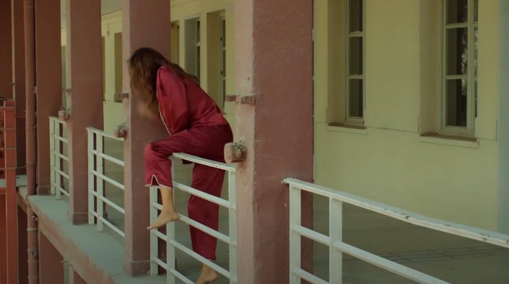 Anticipazioni “Terra amara”, Zuleyha muore dopo aver tentato il suicidio buttandosi dal balcone dell’ospedale? (spoiler)