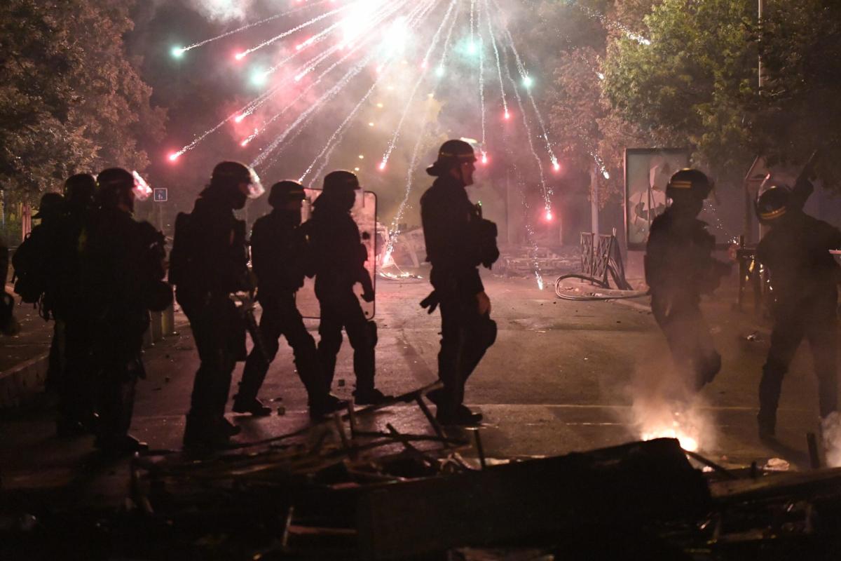 Francia, muore durante le proteste per Nahel: centinaia in strada p…