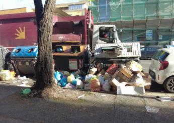 Emergenza rifiuti a Roma, sacchi accanto ai secchioni pieni: “Mondezza ovunque nelle strade” | VIDEO