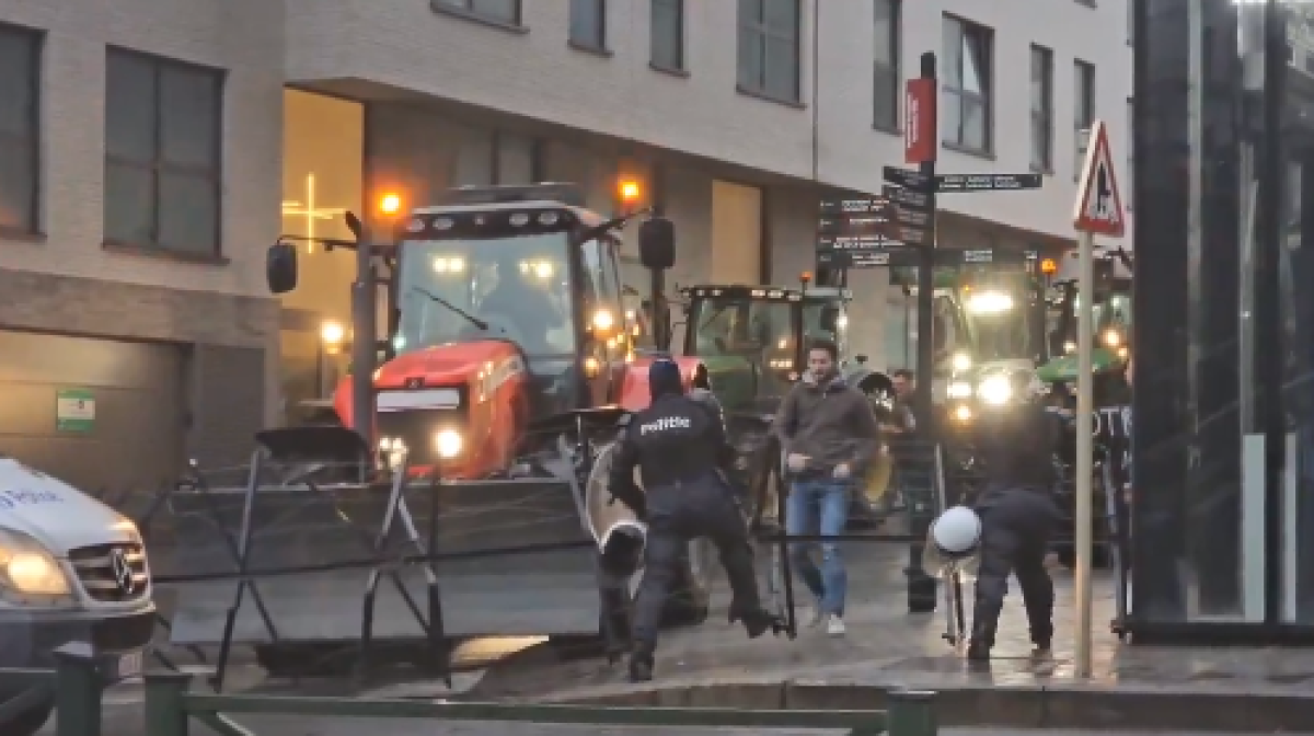 Bruxelles, agricoltori in protesta forzano il blocco della polizia: roghi in tutta la città e idranti sulla folla | VIDEO