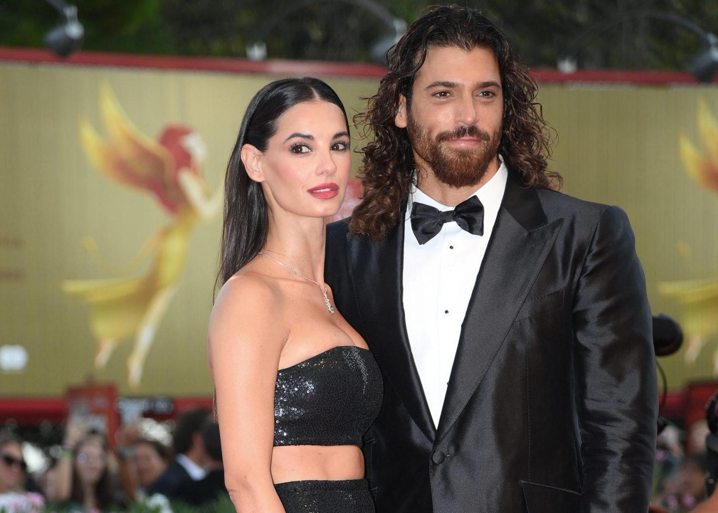 Venezia 79, sul settimo red carpet riflettori accesi su Can Yaman e Francesca Chillemi