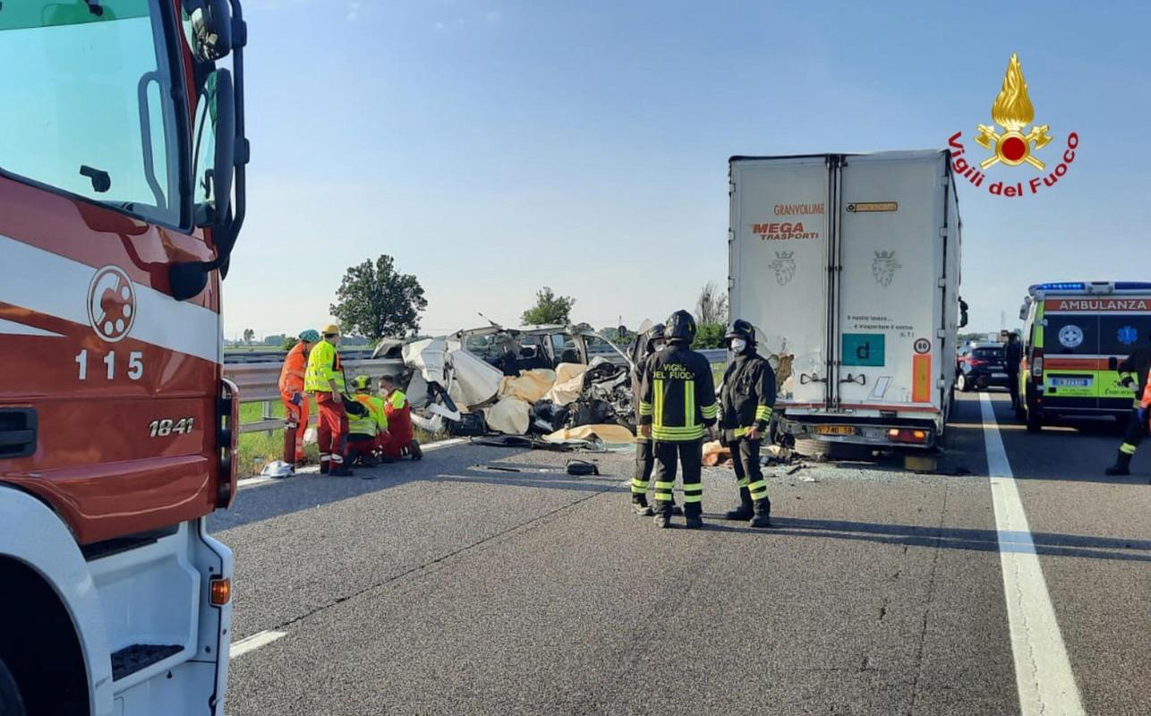 Gubbio, furgone si schianta contro guard rail: l’impatto è devastante