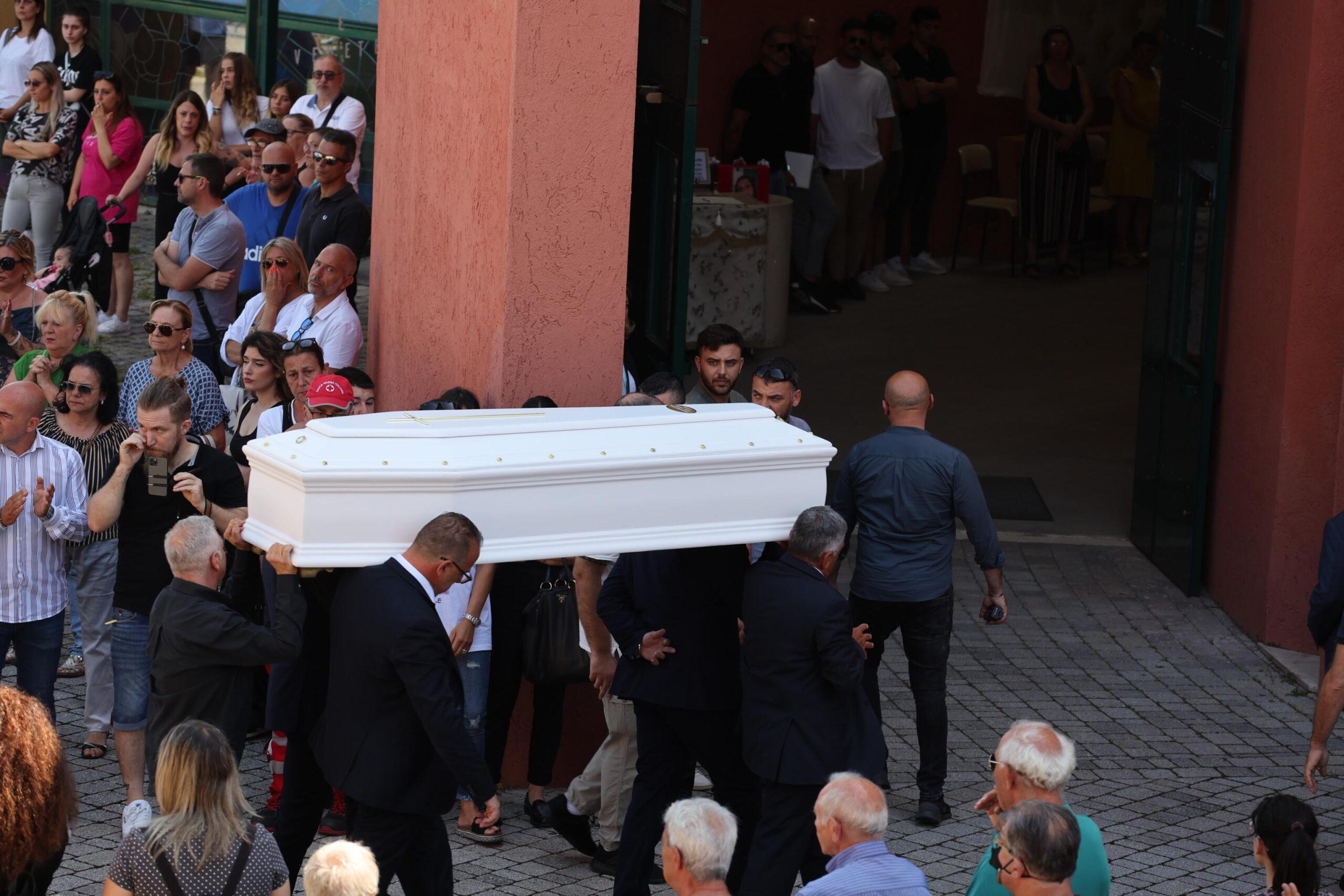 Funerali Michelle, l’arrivo del feretro in chiesa tra gli applausi| VIDEO