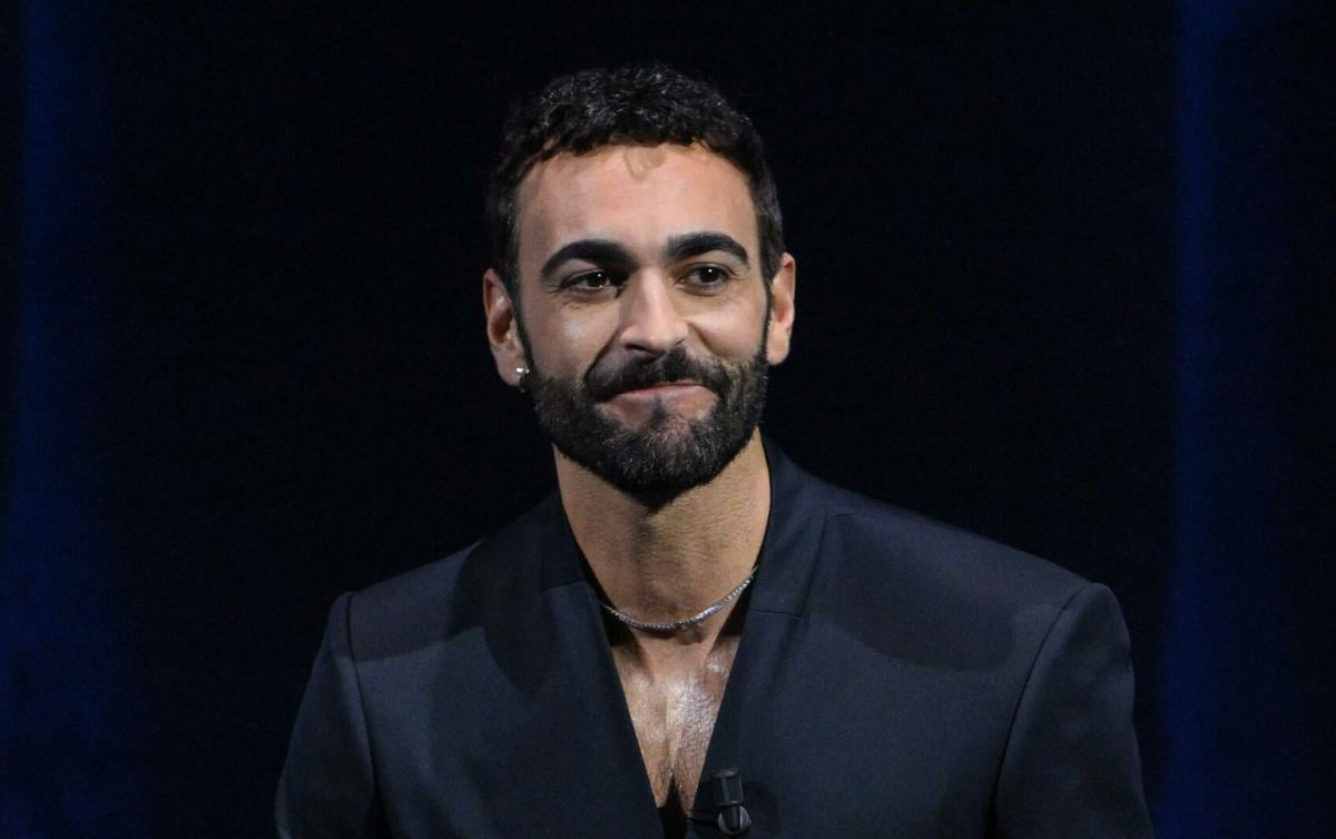 Sanremo 2024, Marco Mengoni emoziona tutti,  standing ovation all’Ariston con “Due Vite”: testo e significato del brano