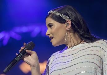 Nelly Furtado, incidente sul palco del Coachella: cade di faccia sul palco e si ferisce ad un dito/ VIDEO