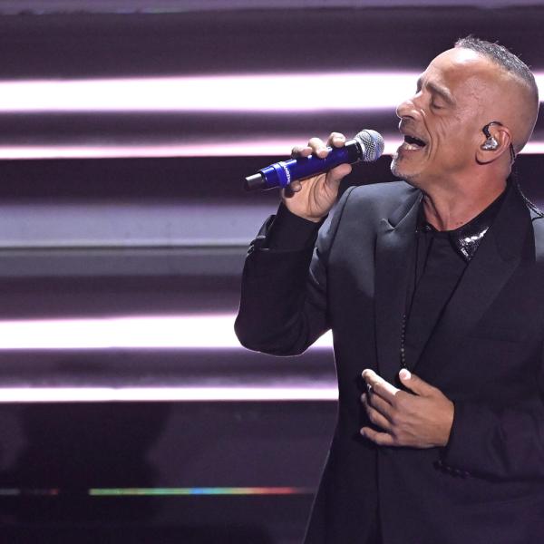 Eros Ramazzotti si racconta: “Nuova fidanzata, Ultimo e Aurora che diventa cantante”