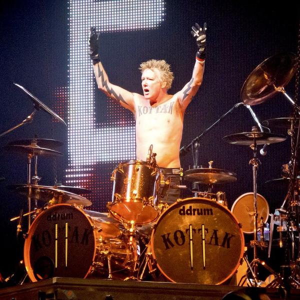 Addio a James Kottak: causa morte, carriera, moglie e figli del “mitico” batterista degli Scorpions