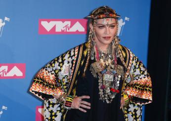 Madonna attacca Andy Cohen, divertente fuori programma durante il concerto sold-out a New York