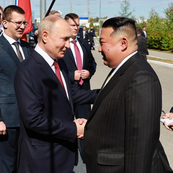 Al via i colloqui tra Putin e Kim: “Mosca aiuterà Pyongyang a costruire satelliti”