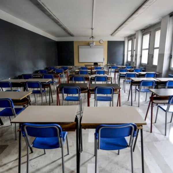 Scuola, abilitazione insegnamento: 30 Cfu su 60 online, si sbloccano i nuovi concorsi, test crocette e docenti ‘ingabbiati’