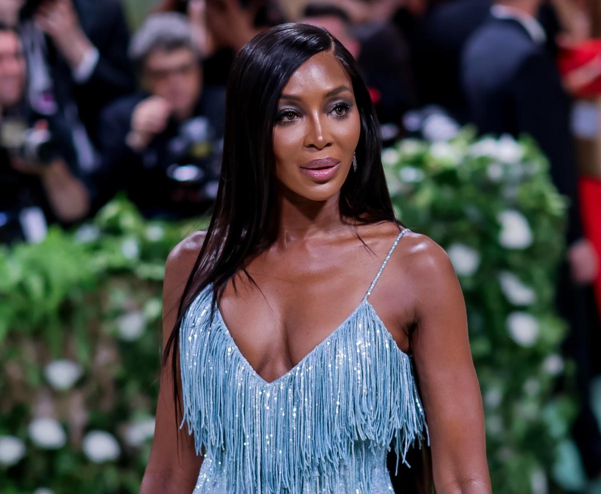 Naomi Campbell ha un nuovo fidanzato? Il bacio a Mykonos con DJ Rampa | VIDEO