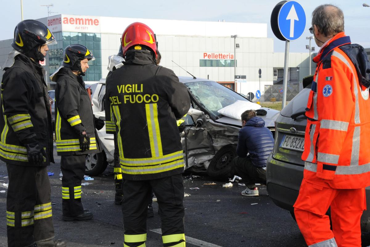 Incidente a Modena schianto in auto, muore ragazzo di 19 anni