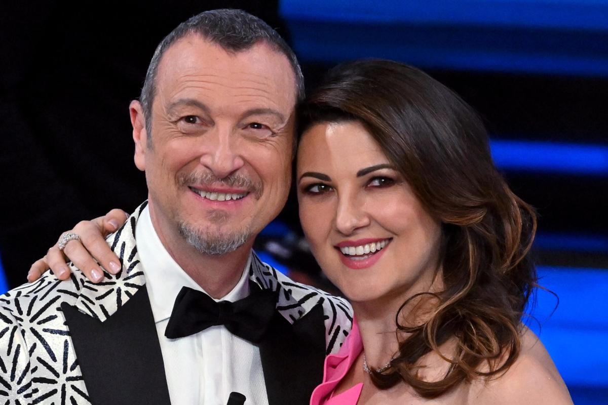 Sanremo 2024, chi veste Giovanna Civitillo moglie di Amadeus?