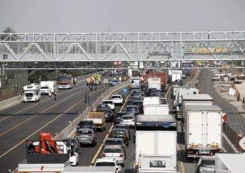 Brescia, incidente vicino a Desenzano: tir finisce sul guardrail dell’A4, traffico in tilt