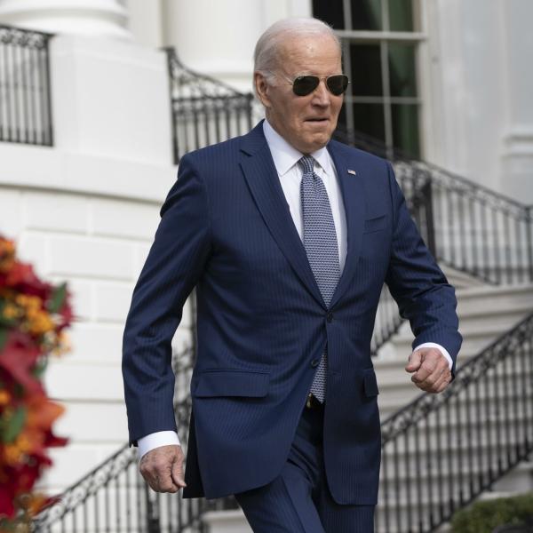 Usa, compleanno ‘amaro’ per Biden: ancora una gaffe e un altro calo nei sondaggi | VIDEO