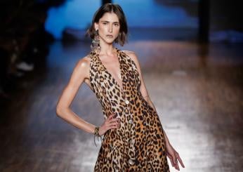 Cosa abbinare su un vestito leopardato?