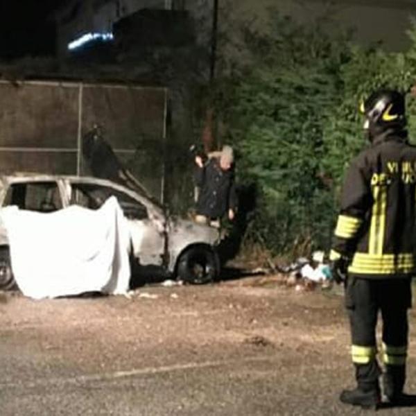 Verona, un’auto si schianta contro un albero e va a fuoco: morta una donna, il marito è ferito gravemente