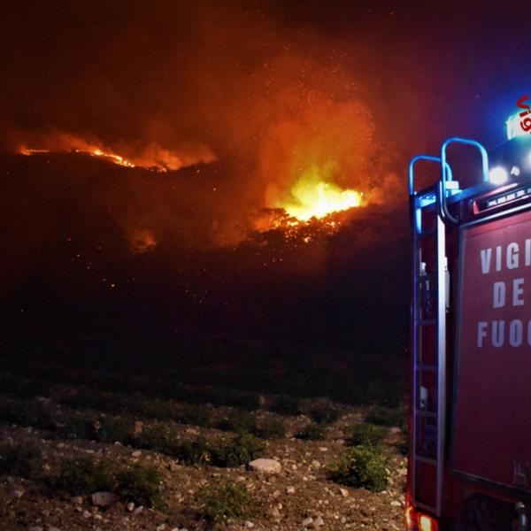 Palermo, incendio nella discarica Bellolampo: colonna di fumo denso visibile da lontano