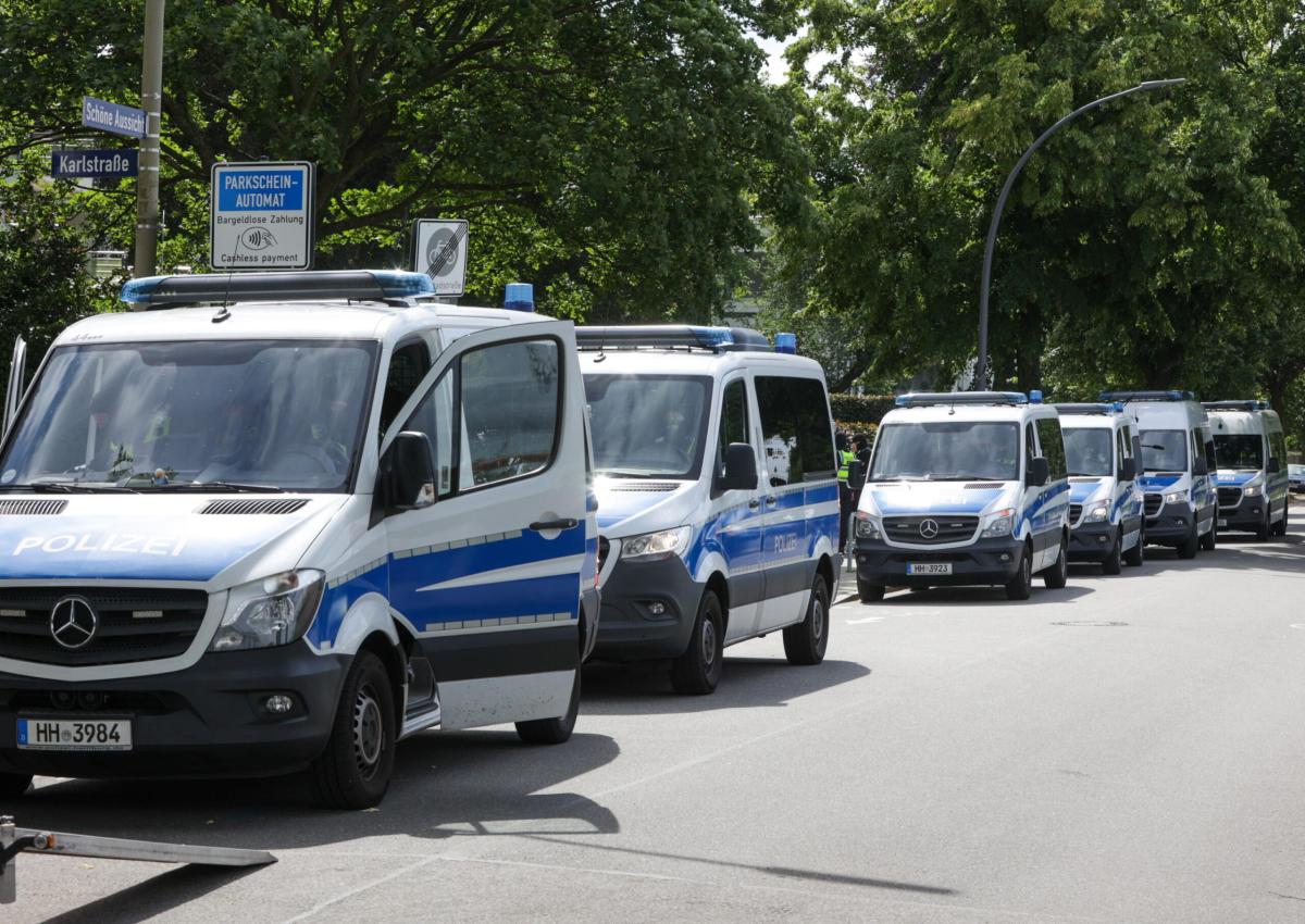 Germania, un uomo armato di kalashnikov si barrica in un condominio ad Amburgo: liberato l’ostaggio che era con lui