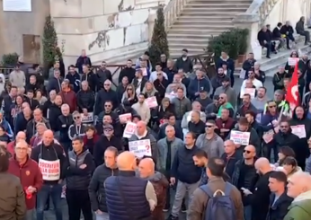 Roma, sit-in dei sostituti guida taxi in Campidoglio: “Licenze a titolo oneroso pericolose, si va verso privatizzazione” | VIDEO