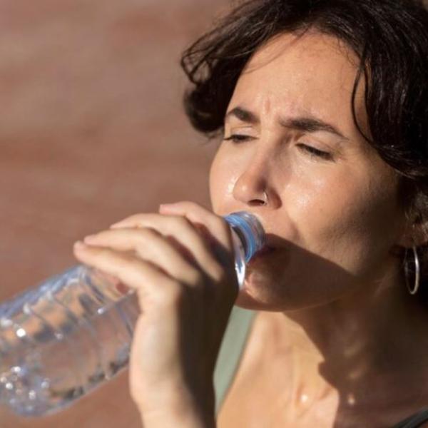 Allarme salute: in ogni litro d’acqua in bottiglia ci sono 240.000 nanoplastiche, quali sono i rischi