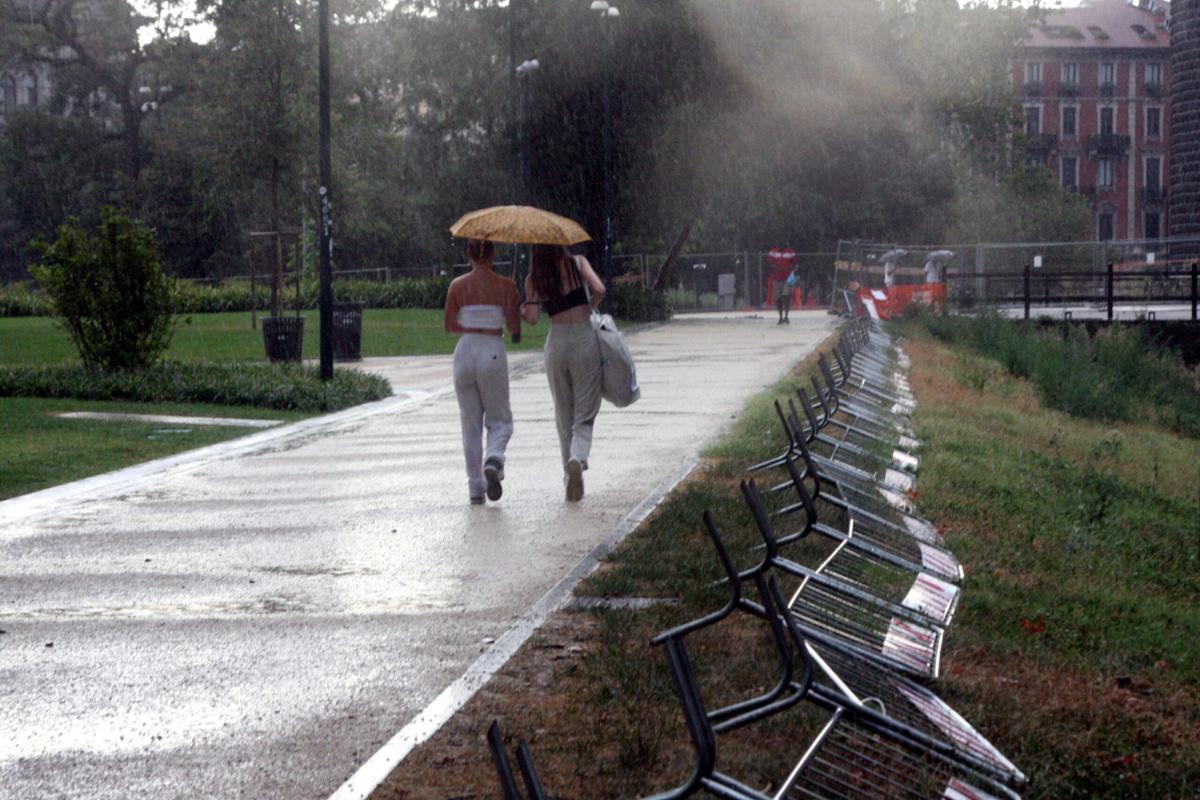 Maltempo, nubifragio a Vercelli: allagamenti e alberi sradicati. Il…