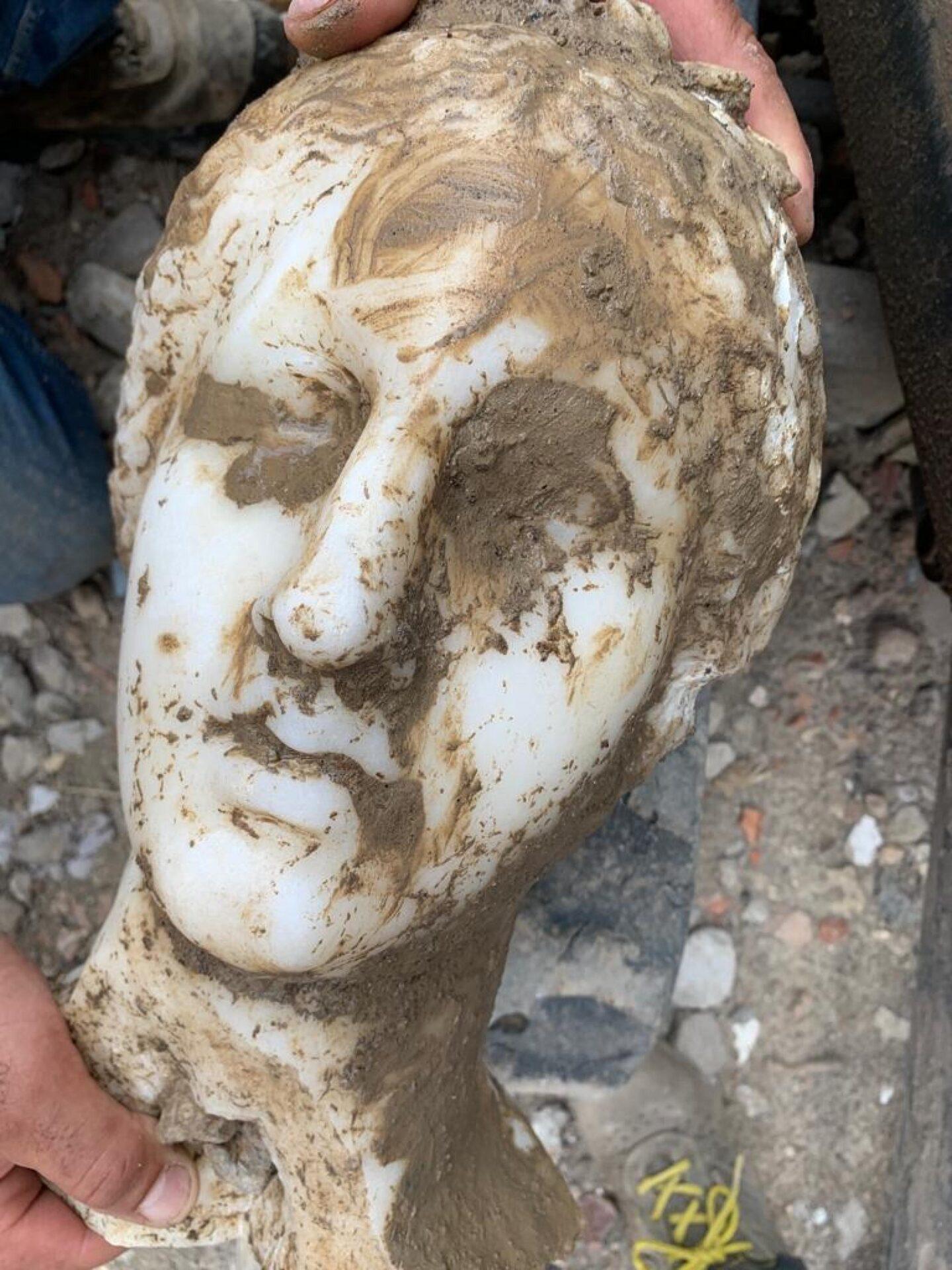 Roma, ritrovata una testa di marmo tesoro archeologico a Piazza Augusto Imperatore