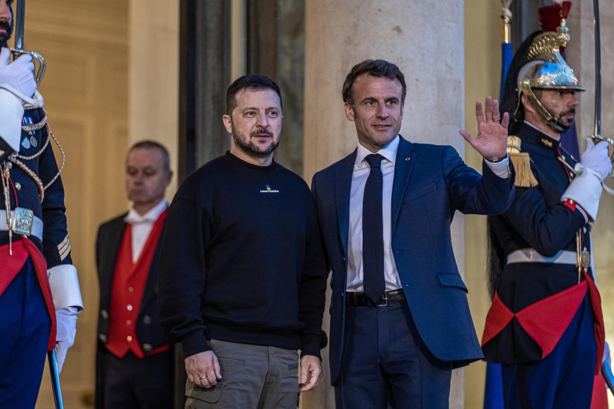 Ucraina, Macron a Zelensky garantisce ancora armi e anche l’esercito