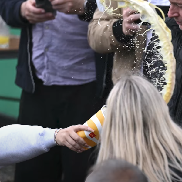 Regno Unito, il candidato di Reform Uk Farage è stato colpito da un milk-shake lanciatogli da una 25enne a Clacton: era già successo nel 2019 a Newcastle | VIDEO