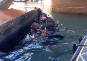 Gondola si ribalta a Venezia, turisti finiscono in acqua: “Volevano fare una foto”. Il VIDEO