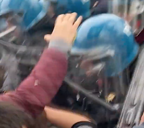 Bologna, proteste contro l’abbattimento degli alberi al parco Don Bosco: tensioni tra polizia e manifestanti | VIDEO