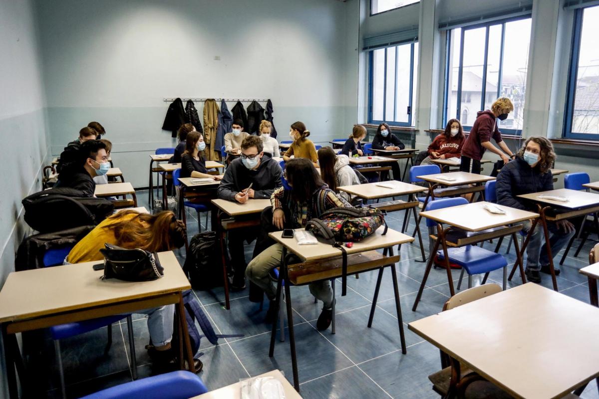 Pontedera, professore colpisce alunno con un pugno: il gesto ripres…