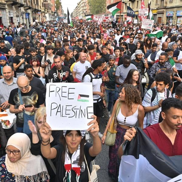 Minneapolis, un’auto si lancia contro una manifestazione pro-Palestina: paura fra i manifestanti| VIDEO