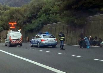 Genova, cavo si sgancia da un camion in una galleria dell’A12: forti rallentamenti ma nessun ferito