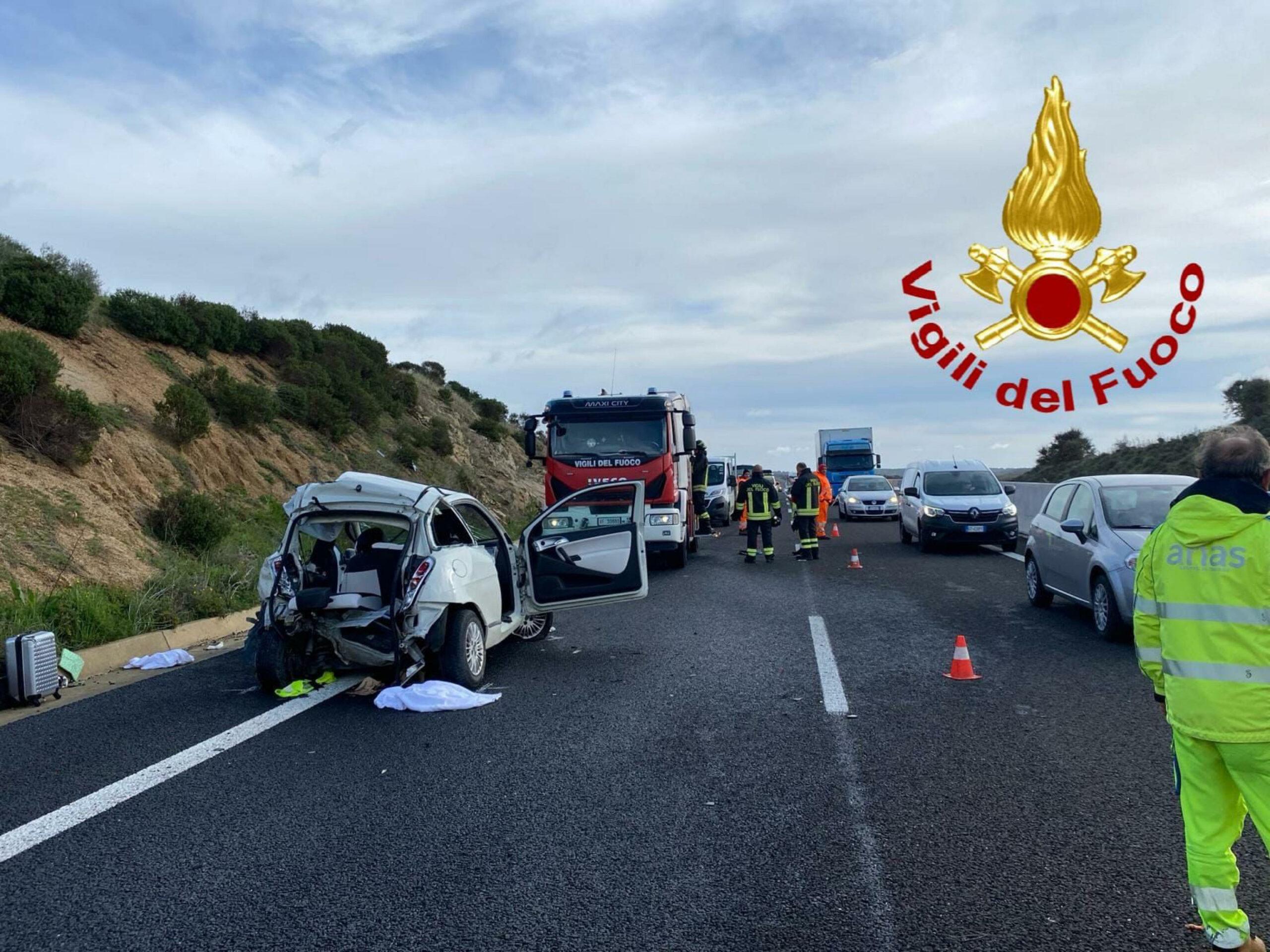 Agrigento, incidente sulla SS115 a Sciacca: auto incastrata tra due tir, un morto