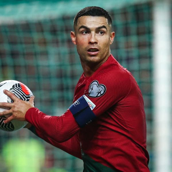 Un tifoso si butta dagli spalti su Cristiano Ronaldo | VIDEO