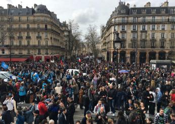 Francia, cittadini in piazza per manifestare: partito il corteo contro il Rassemblement National di Le Pen. Hollande si candida con il “Nuovo Fronte Popolare” | VIDEO