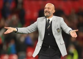 I 60 anni di Vialli, Mancini lo ricorda con l’abbraccio a Euro 2020. Auguri social di Juve e Samp: “Esempio e leggenda”