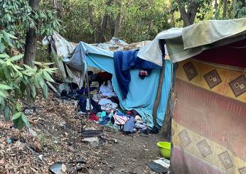 Roma, al via lo sgombero degli accampamenti abusivi nella riserva di Monte Mario: in azione Ama e Polizia | VIDEO & FOTO