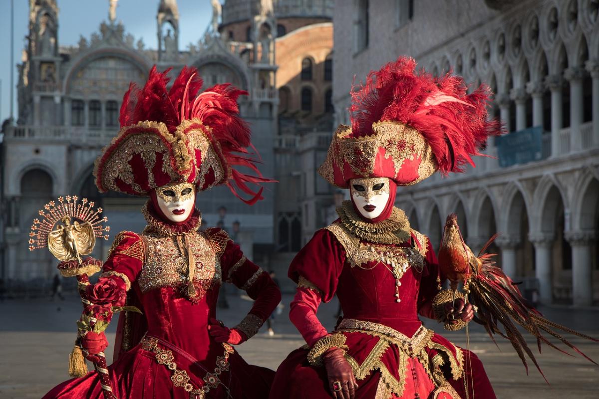 Tra maschere e coriandoli, ecco i dolci veneziani di Carnevale