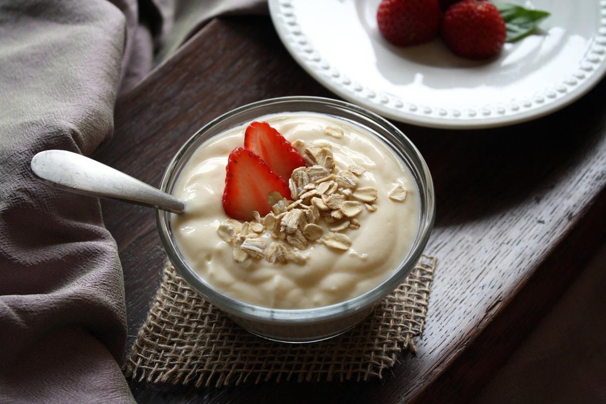 Come e quale yogurt scegliere? Magro o intero, naturale o alla frutta, greco, kefir, skyr e proteico. Guida ai vari tipi