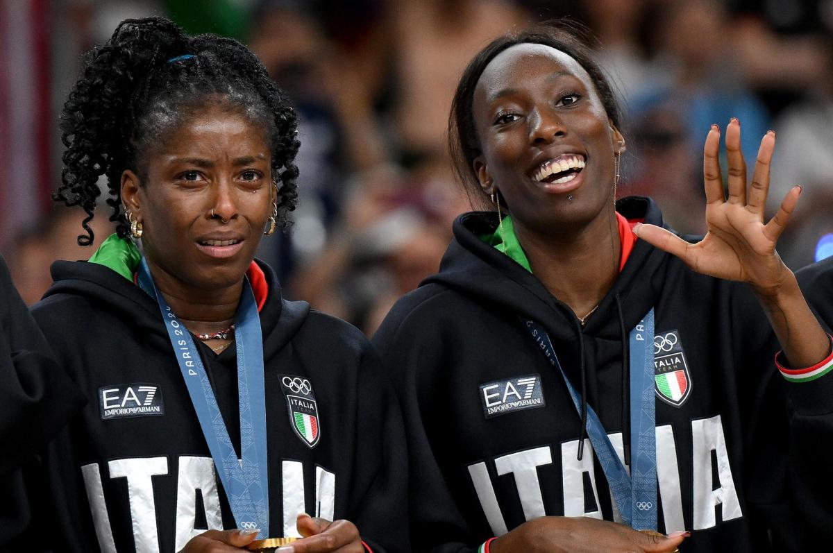 Oro pallavolo Italia alle Olimpiadi di Parigi 2024, i commenti contro Vannacci che aveva attaccato Paola Egonu: “Ma ora le chiederò l’autografo”