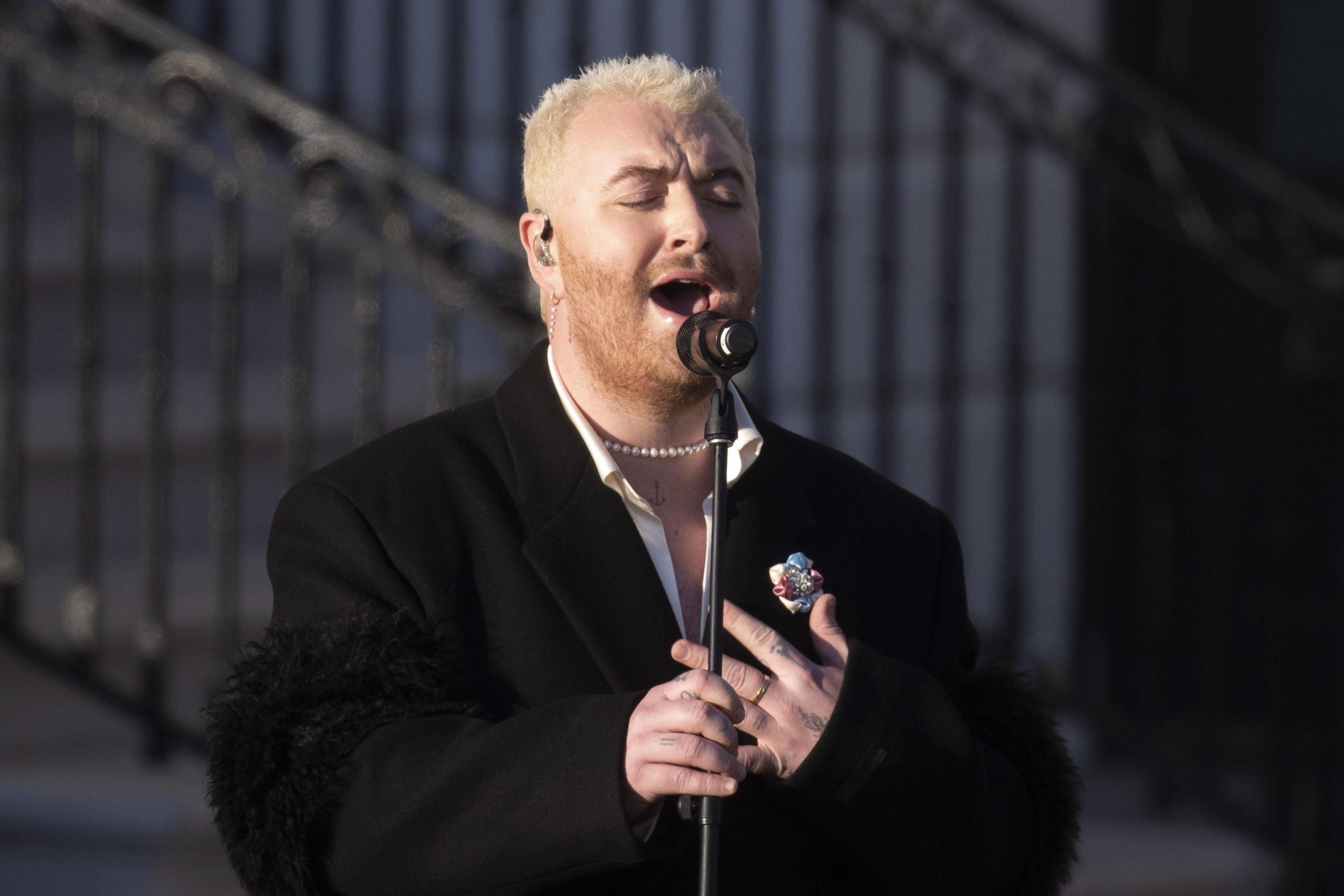 Sam Smith in vacanza sfoggia un perizoma leopardato: anche Arisa commenta