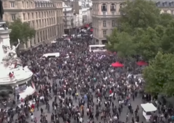 Francia, ancora proteste contro Rassemblement National: migliaia di persone in piazza, al centro i movimenti femministi | FOTO