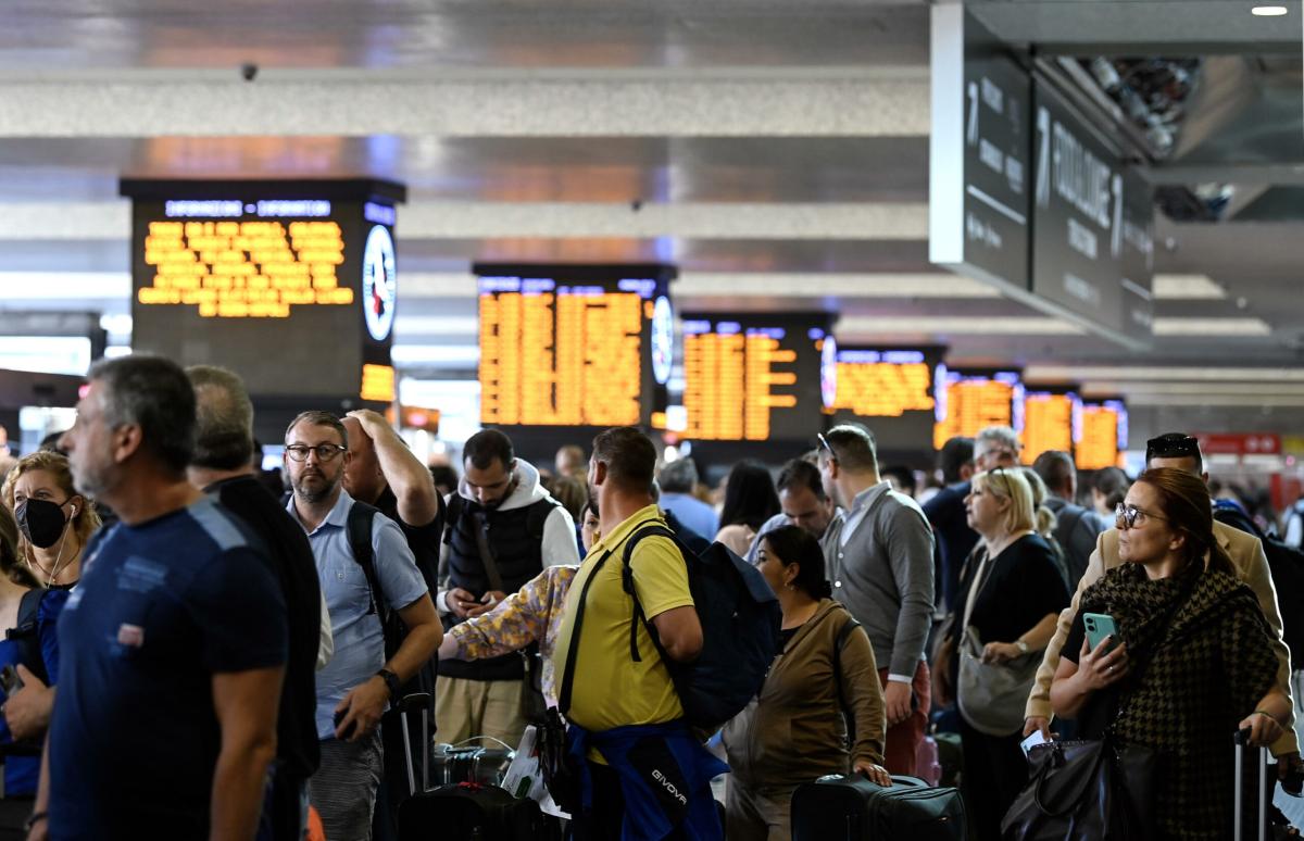 Incidente a Roma Termini: un uomo cade dalle scale mobili ma l’ambu…