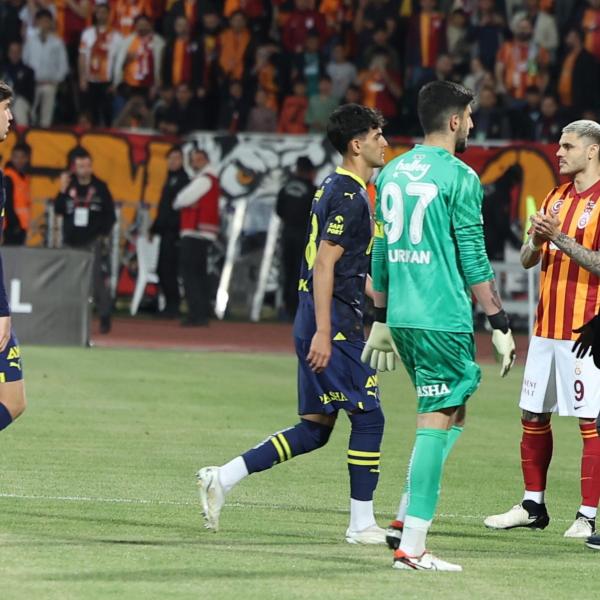 Turchia, finale di Supercoppa shock: il Fenerbahce lascia il campo dopo 3 minuti, festeggia il Galatasaray